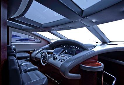 "The Ferrari": يخت إمارتي يجمع السرعة والاستجمام   